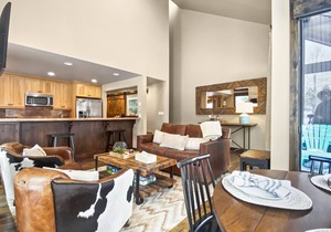 Kings Retreat! Walk to Ski Lifts-Year Round Pool and Hot Tub! Golf Course View!