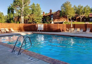 Kings Retreat! Walk to Ski Lifts-Year Round Pool and Hot Tub! Golf Course View!