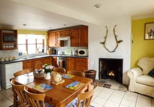 KINGSLEY COTTAGE, pet friendly, character holiday cottage in Stalham