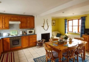 KINGSLEY COTTAGE, pet friendly, character holiday cottage in Stalham