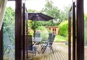 KINGSLEY COTTAGE, pet friendly, character holiday cottage in Stalham