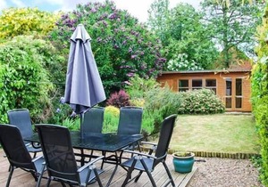 KINGSLEY COTTAGE, pet friendly, character holiday cottage in Stalham
