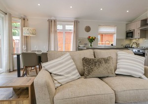 KIRKSTONE LODGE, romantic, character holiday cottage in Windermere