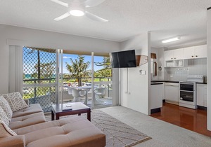 Kooringal Unit 4 Right on Greenmount beach walk to both Tweed Heads and Coolangatta Wi-Fi Inc.