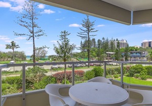 Kooringal Unit 4 Right on Greenmount beach walk to both Tweed Heads and Coolangatta Wi-Fi Inc.