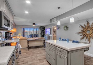 Lakefront Family, 3 Bedroom, 2 Bath, Private Patio, Heated Pool, Jacuzzi