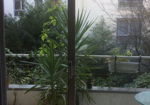 Large, quiet and bright two-room apartment with balcony overlooking the garden 5 minutes from the Sacré Coeur
