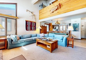 Large Rustic & Bright Home. Pool & Tennis Court On-site, Near Restaurants