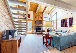 Large Rustic & Bright Home. Pool & Tennis Court On-site, Near Restaurants