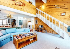 Large Rustic & Bright Home. Pool & Tennis Court On-site, Near Restaurants