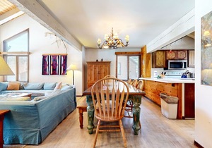 Large Rustic & Bright Home. Pool & Tennis Court On-site, Near Restaurants