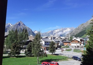 Lauvitel J2 at the foot of the slopes and lifts