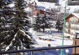 Lauvitel J2 at the foot of the slopes and lifts