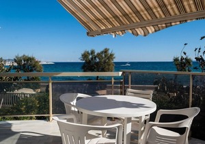 Le Lavandou, 1 bedroom apartment to rent for 4 people, beautiful sea-view from all rooms, direct.