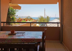 Le Lavandou, Charming cabin studio to rent for 4 people, seaview, direct access to the beach