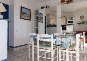 Le Lavandou, Comfy cabin studio to rent for 4 people, sea view, direct access to the beach