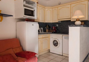 Le Lavandou, Comfy cabin studio to rent for 4 people, sea view, direct access to the beach