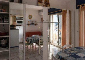 Le Lavandou, Comfy cabin studio to rent for 4 people, sea view, direct access to the beach