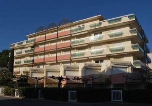 Le Lavandou, Comfy cabin studio to rent for 4 people, sea view, direct access to the beach