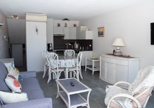 Le Lavandou, One-bedroom duplex to rent for 4 people, glimpse of the sea, near city-center and.