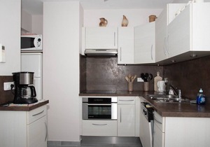 Le Lavandou, One-bedroom duplex to rent for 4 people, glimpse of the sea, near city-center and.