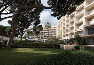 Le Lavandou, One-bedroom duplex to rent for 4 people, glimpse of the sea, near city-center and.