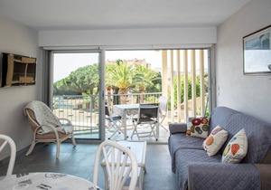 Le Lavandou, One-bedroom duplex to rent for 4 people, glimpse of the sea, near city-center and.