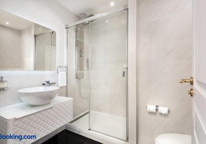 Les Demoiselles à Versailles - Au Pied du Château