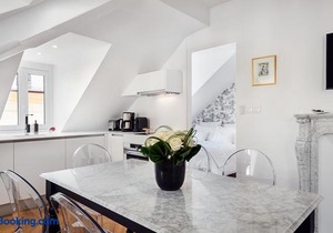 Les Demoiselles à Versailles - Au Pied du Château