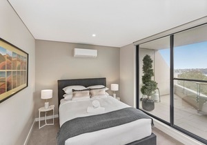 Light filled apartment with sweeping harbour views