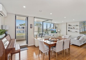 Light filled apartment with sweeping harbour views