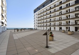 LINENS & DAILY ACTIVITIES INCLUDED*! OCEANFRONT/BOARDWALK BUILDING W/ROOFTOP POOL Oceanfront living at its finest. Enjoy this 3 bedroom, 3 full bathroom unit with recent upgrades