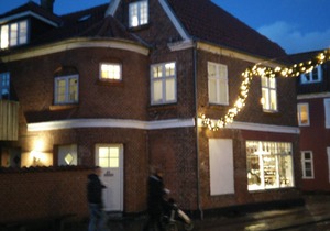 Located centrally in the heart of the old town of Ribe. No need for driving here.