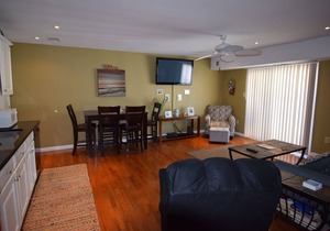 Located one very short block to the beach and Promenade