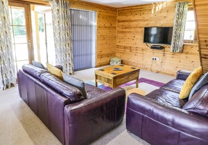 LODGE 21, family friendly, with hot tub in Llanbedr