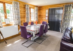 LODGE 21, family friendly, with hot tub in Llanbedr