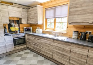 LODGE 21, family friendly, with hot tub in Llanbedr