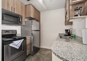 Lodgeur | Marvelous studio w/pool view | Midtown