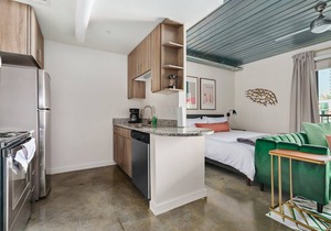 Lodgeur | Marvelous studio w/pool view | Midtown