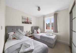 London Heathrow Living Holywell Serviced Houses - 3 and 4 bedrooms