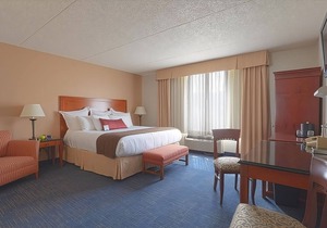 Looking For Perfect Getaway? Relaxing Room w/Large Window, Pool, FREE Parking