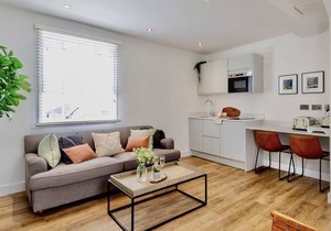 Lovely 1 Bed Apartment 2 minutes from the shops