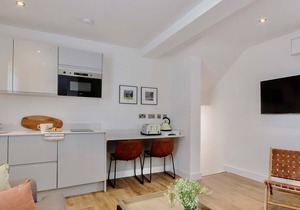 Lovely 1 Bed Apartment 2 minutes from the shops