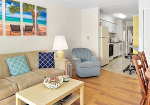 Lovely 1-bedroom condo with free WiFi, cute coastal decor, and an outdoor pool located midtown and just steps to the beach!