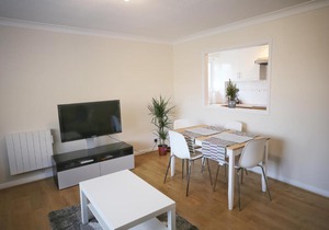 Lovely 2 Bed Apartment - Heart of Wimbledon