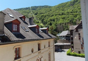 Lovely 2BR Apartment for 7 with Wi-Fi and Parking in Luchon
