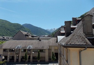 Lovely 2BR Apartment for 7 with Wi-Fi and Parking in Luchon