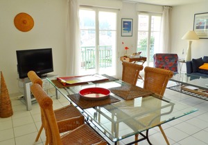 Lovely 3-room apartment with balcony, pets allowed, parking, Port Guillaume