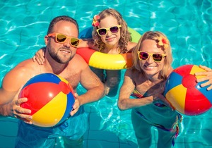 Lovely 6 berth caravan for hire in Seawick Holiday Park in Essex ref 27037S