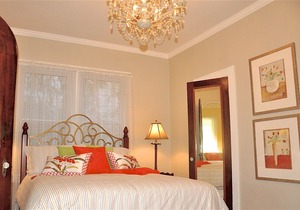 Lovely bungalow with gardens in Old Northeast.